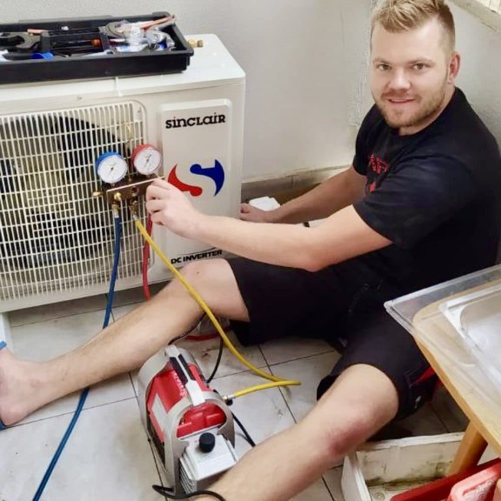 Jirka při práci s chladivem a manometry